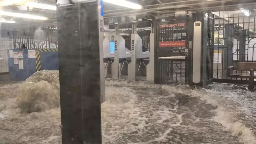 Metro de Nueva York inundado.