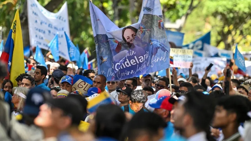 Opositores marchan en Caracas exigiendo elecciones ante el inicio de diálogo por transición política