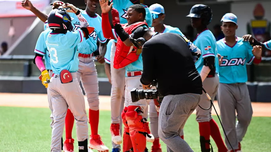 Peloteros de República Dominicana celebran durante su juego ante México en la Serie del Caribe Kids 2025