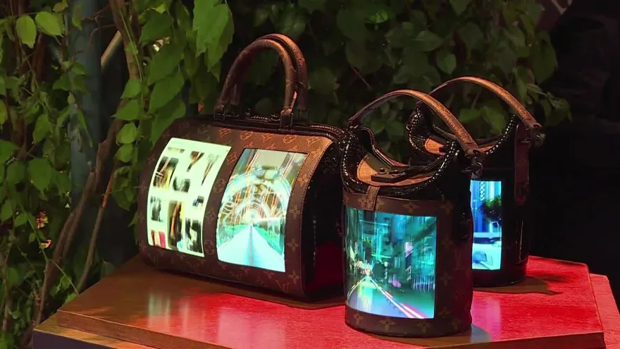 Las pantallas plegables llegan a los bolsos de lujo
