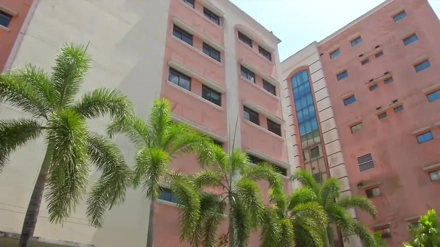 Noriega aún se mantiene en cuidados intensivos