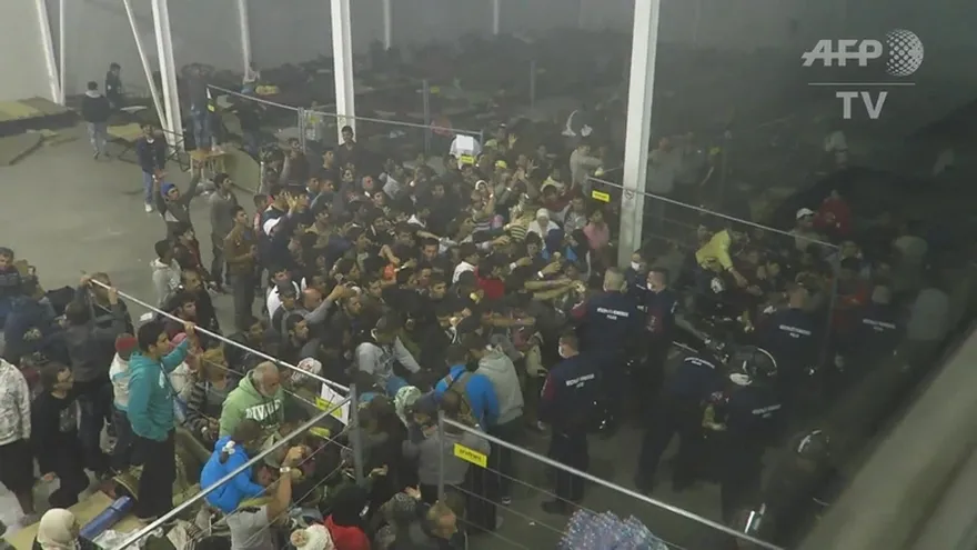 Hungría trata a los migrantes "como animales"