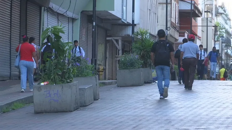 Personas en situación de calle en la Central: vecinos piden intervención por viviendas improvisadas