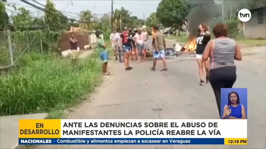 Policía despeja vía en Santiago