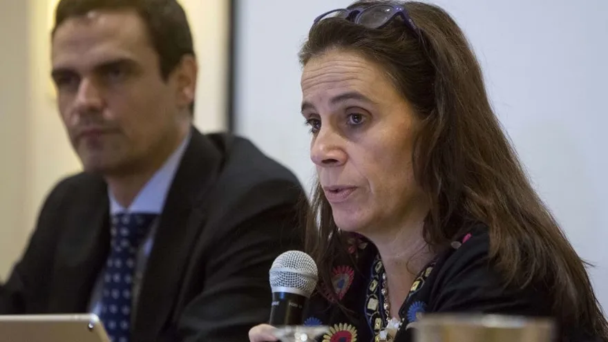 La chilena Antonia Urrejola (C), miembro del Grupo Interdisciplinario de Expertos Independientes (GIEI) de la CIDH, habla durante una conferencia de prensa en Managua.