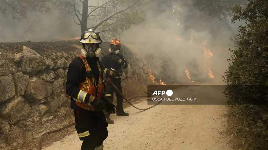 Bomberos en España en labores de combate de incendios forestales.