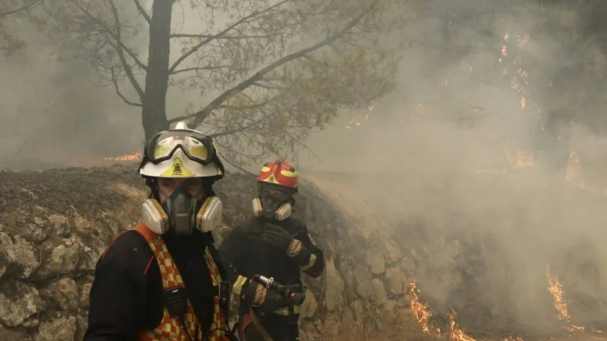 Spain Wildfire Burns 4,000 Hectares Amid Shifting Winds