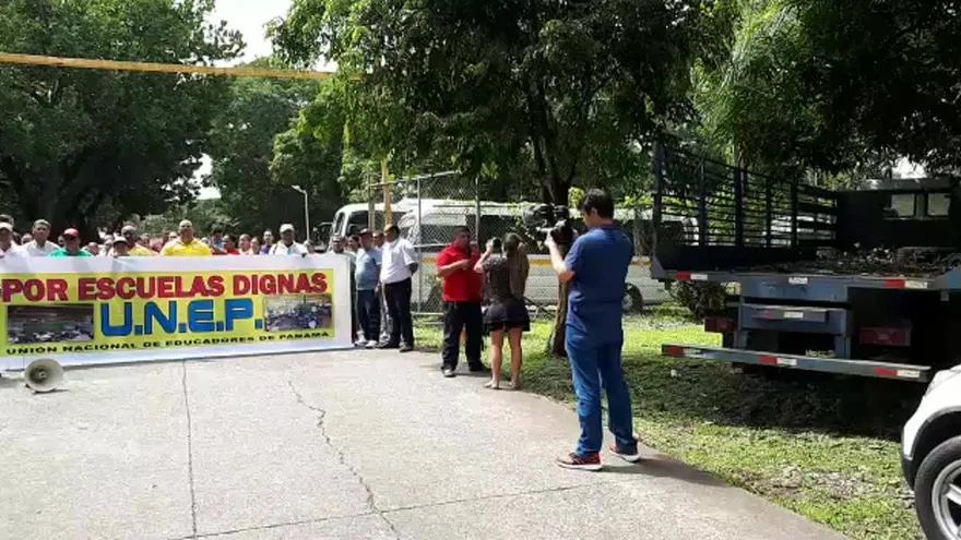 Educadores realizan protesta fuera del Meduca