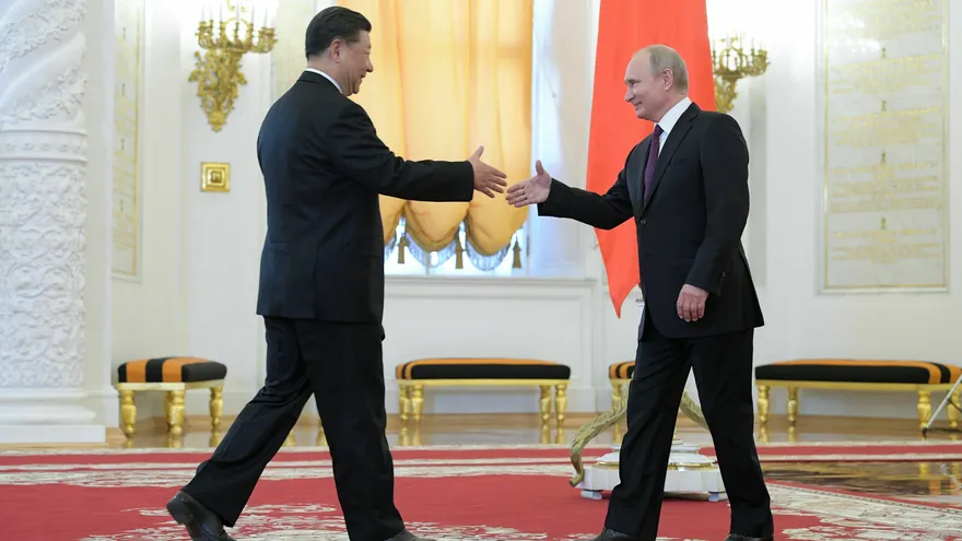 El presidente ruso, Vladimir Putin (d), saluda a su homólogo chino, Xi Jinping, durante su reunión en el Kremlin, este miércoles, en Moscú, Rusia