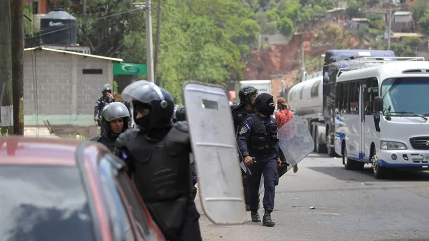 El conflicto comenzó la semana pasada, cuando el jueves y viernes se registró un paro de autobuses y taxis que fue suspendido durante el fin de semana, mientras se daban unas negociaciones con el Gobierno.