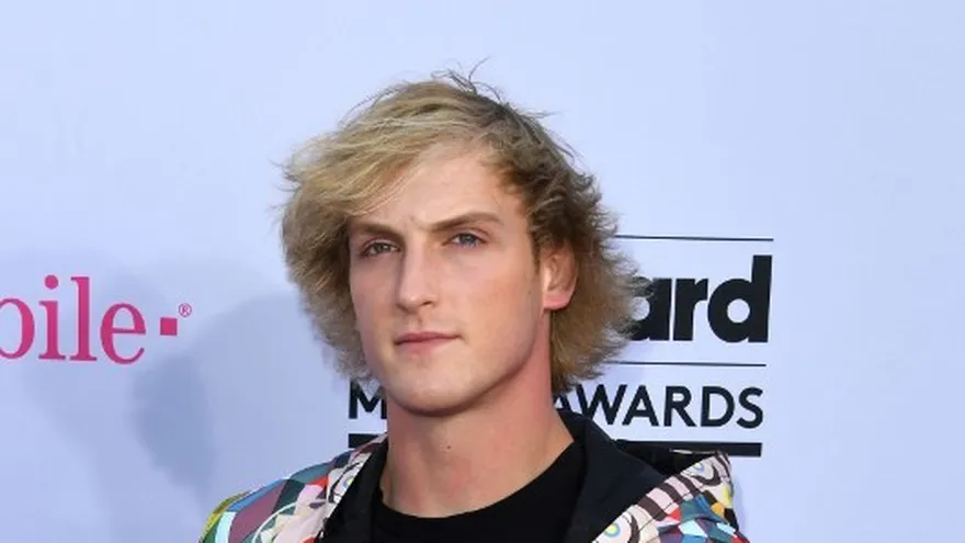 El actor Logan Paul llevando a la entrega de los  Billboard Music Awards 2017 en la  T-Mobile Arena en Las Vegas, Nevada.