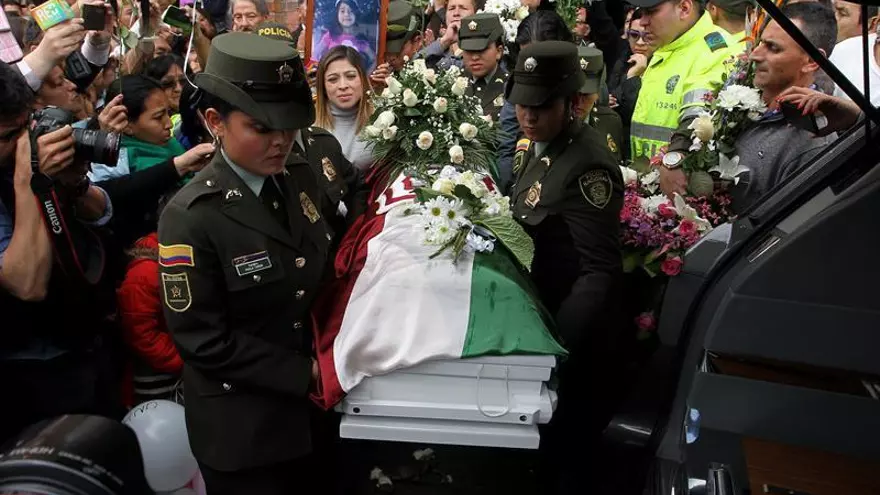 Un grupo de personas acompaña el féretro de la niña Yuliana Andrea Samboni Muñoz, el 7 de diciembre de 2016, en Bogotá (Colombia).