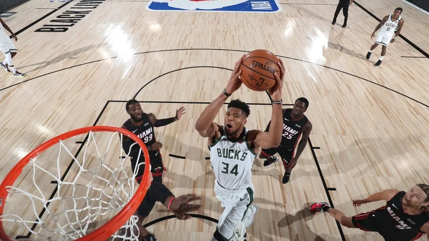 Con 33 puntos de Giannis, Bucks derrotan a Heat y aseguran liderato en Este
