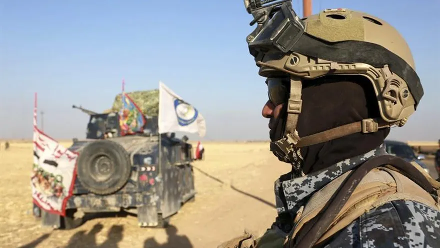 Un miembro de la policía federal iraquí monta guardia en Hawijah, en la provincia de Kirkuk (Irak) hoy.