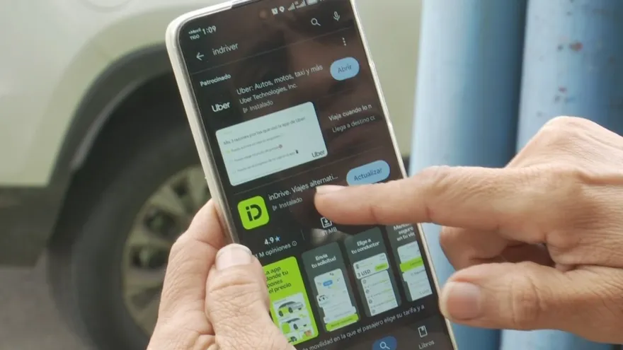 Un usuario utiliza una de las aplicaciones digitales que ofrece servicio de transporte