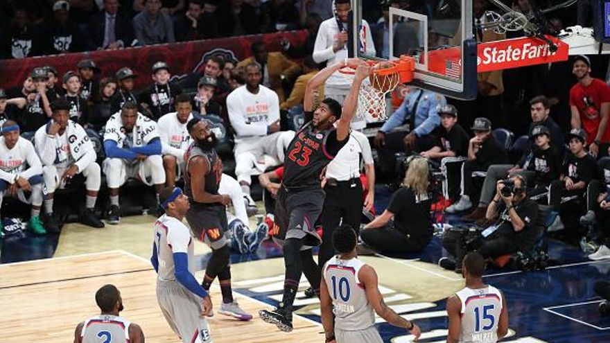 Anthony Davis (23) hace una clavada durante el Juego de las Estrellas de la NBA