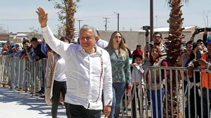 Fotografía cedida este sábado, por la presidencia de México, del mandatario mexicano, Andrés Manuel López Obrador, durante una gira de trabajo en el municipio de San Luis Río Colorado, en el estado de Sonora (México)