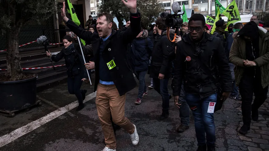 Trabajadores ferroviarios franceses invaden el espacio dedicado a celebrar el 80 aniversario de la compañía ferroviaria francesa SNCF mientras se manifestaban contra las reformas ferroviarias y la abolición de algunas de sus derechis en París, Francia, hoy, 12 de marzo de 2018.
