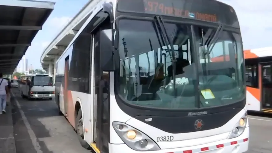 Usuarios siguen quejándose de la frecuencia del Metrobús