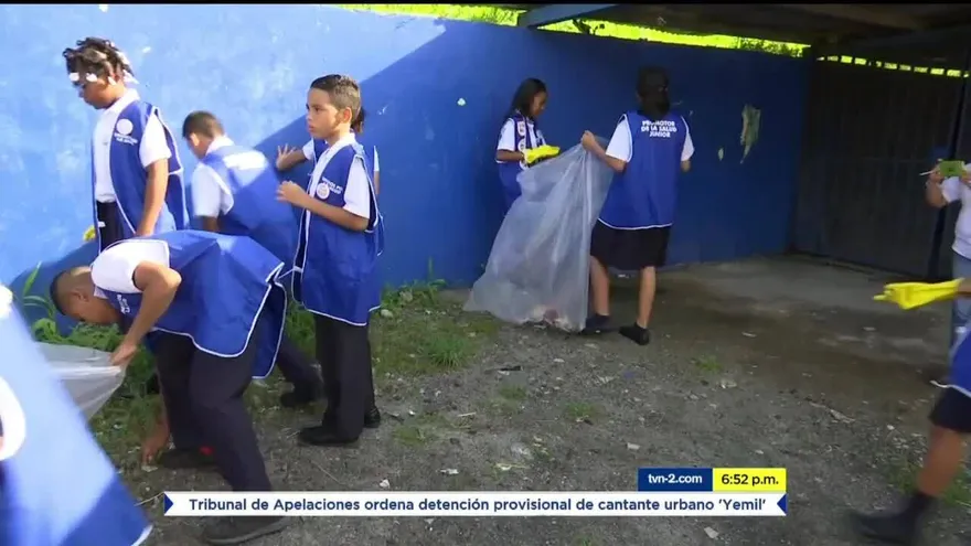 Autoridades de salud recorren colegios para prevenir casos de dengue