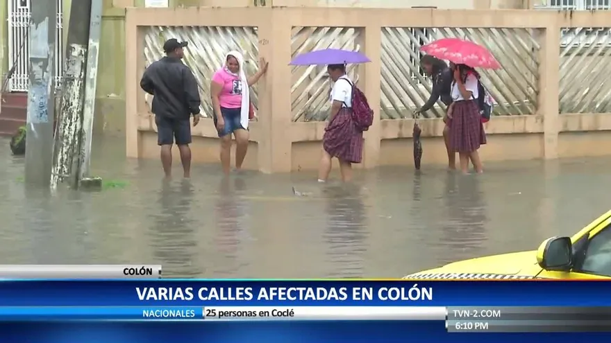 Lluvias inundan las principales calles de la ciudad de Colón
