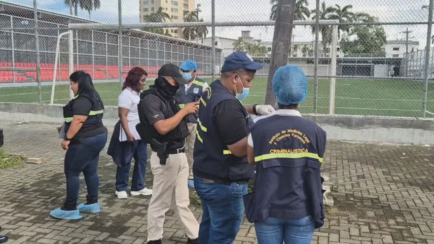 Personal de Investigación Judicial y Criminalística del Ministerio Público en las inmediaciones de un barraca en Colón