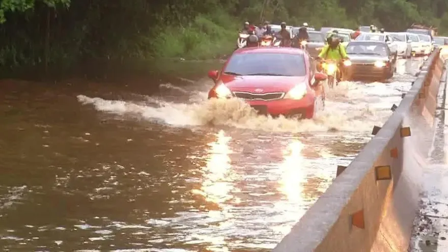 Inundaciones en vía al Puente de Las Américas provoca descomunal tranque