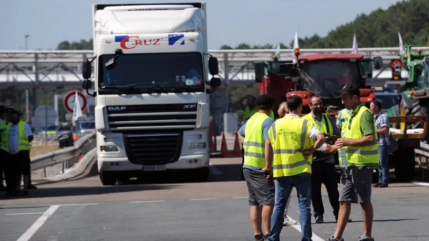 Agricultores convocados por la FNSEA ( Federación Nacional de Sindicatos de agricultores) instalan un punto de control de tanques refrigerados procedentes de España a Francia, en el peaje de la autopista A63 en Benesse-Maremne, el 5 de agosto de 2015.