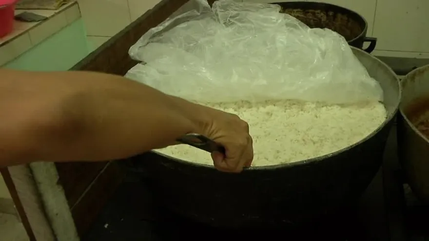 Estudiantes reciben menú en la jornada extendida