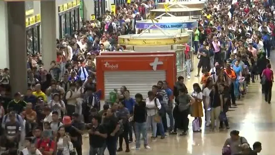 Larga fila de pasajeros en la Terminal de Albrook