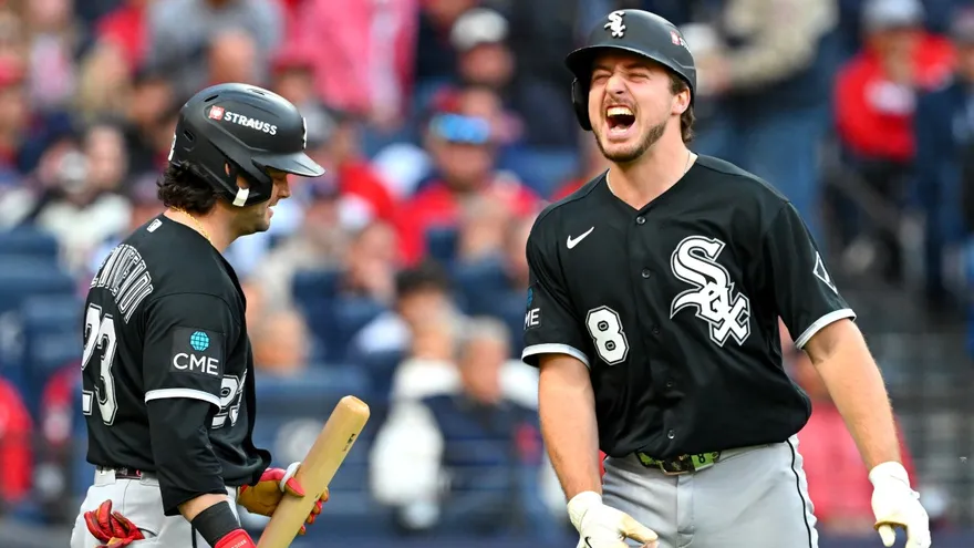 Kyle Teel  (d) y Andrew Benintendi (i) celebran durante el partido entre los Medias Blancas y los Guardianes