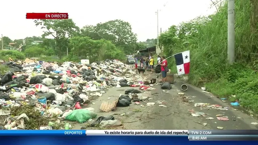 Residentes de una comunidad en Panamá protestan por la basura