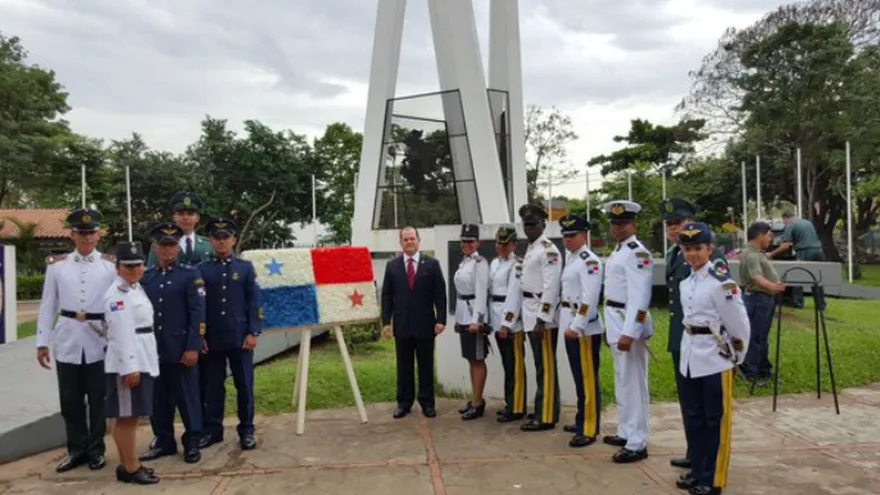 Brindan ofrendas florales en Paraguay como parte de las celebraciones del mes de la patria.