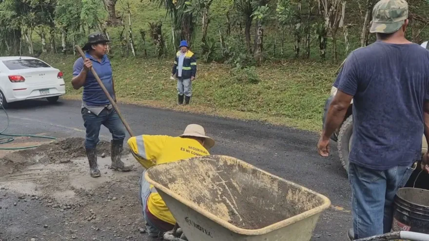 Ante abandono estatal, comunidad repara su propia vía en Penonomé.