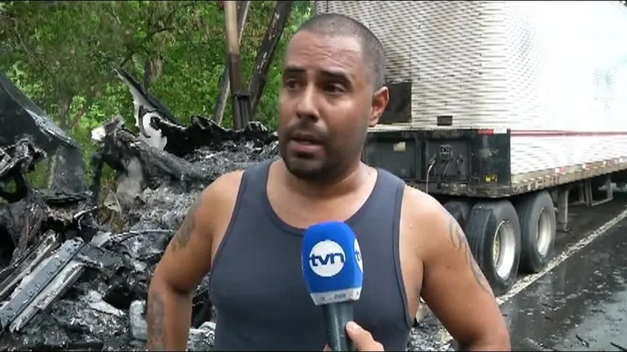 Camión articulado, devorado por las llamas en Arraiján