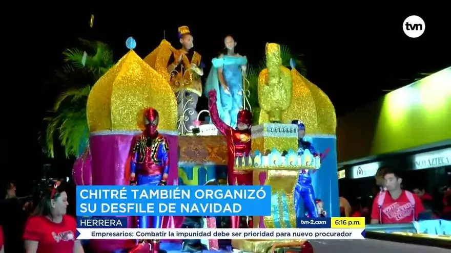 Chitreanos disfrutan del desfile de Navidad