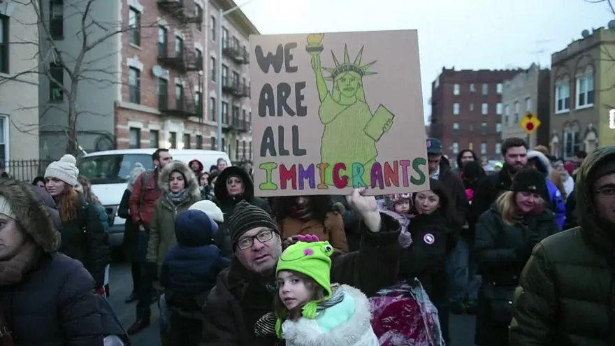 Juez bloquea orden migratoria en EEUU, Trump promete pelea.