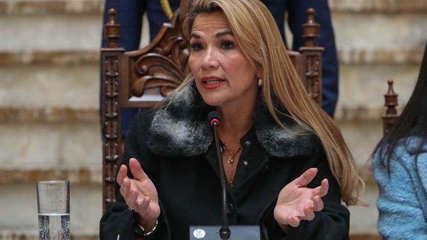Jeanine Áñez, que fue senadora opositora al Gobierno de Evo Morales, cumple este martes una semana como presidenta interina de Bolivia, un país que aún no alcanza la pacificación para poder llamar a nuevas elecciones generales.