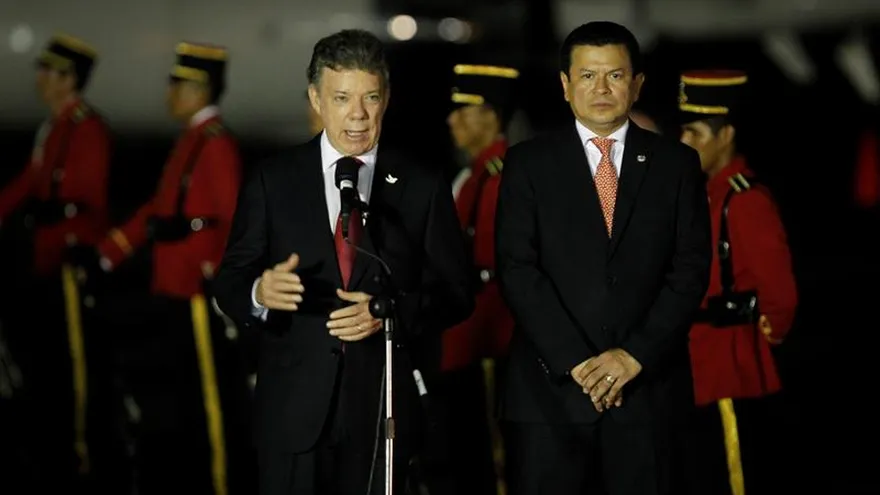 El presidente de la República de Colombia, Juan Manuel Santos (i), habla junto al canciller salvadoreño, Hugo Martinez,
