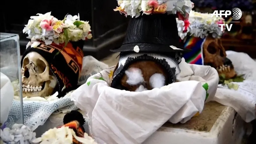 Bolivianos celebran con cráneos el Día de las ñatitas