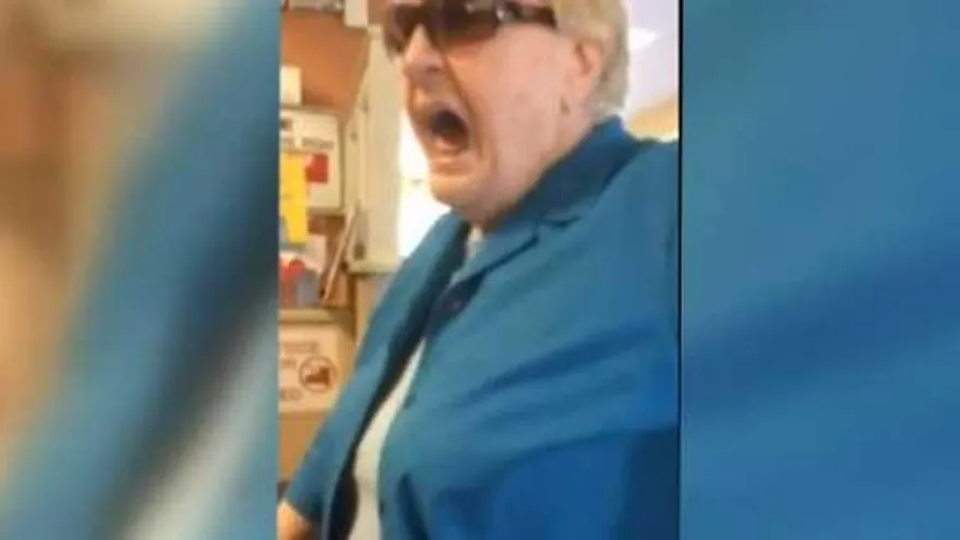 Salvadoreña es víctima de insultos racistas