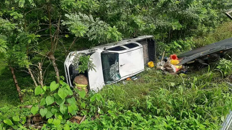 Bomberos llegaron al lugar para prestar su colaboración.