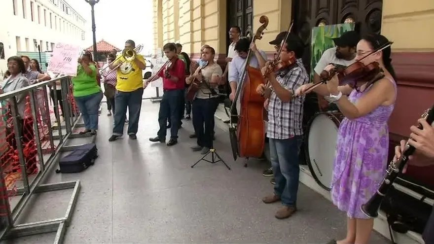 Artistas protestan frente al Teatro Nacional