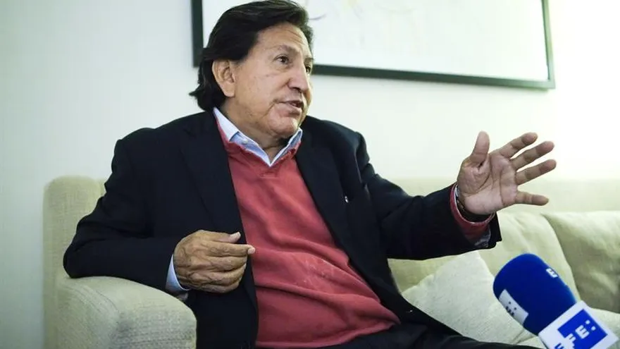 El expresidente de Perú Alejandro Toledo acusa a la líder de Fuerza Popular, Keiko Fujimori, de haber emprendido contra él una persecución política y de aprovecharse de su mayoría en el Congreso de la República para controlar, mediante el "chantaje", al Gobierno de Pablo Kuczynski.