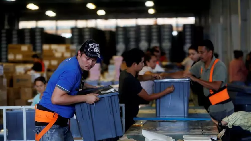 Personal del Tribunal Supremo Electoral (TSE) durante los preparativos para las elecciones generales.