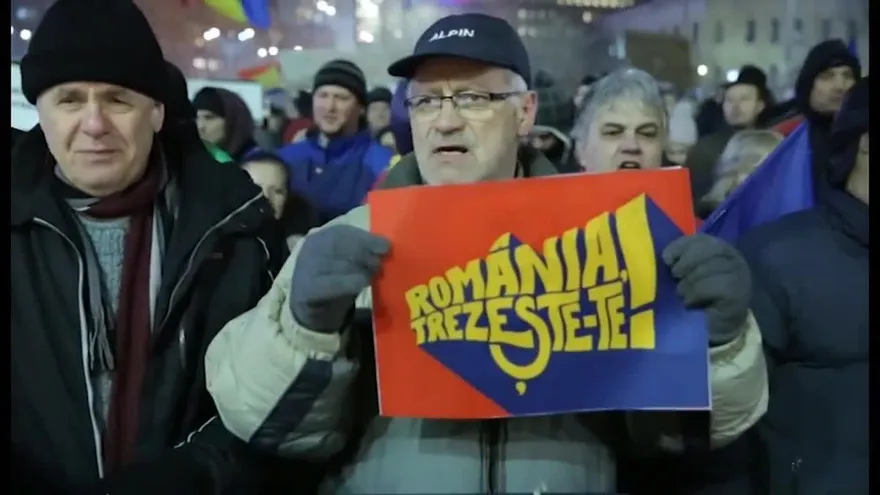 La protesta social obliga al gobierno rumano a retirar el decreto que despenaliza la corrupción
