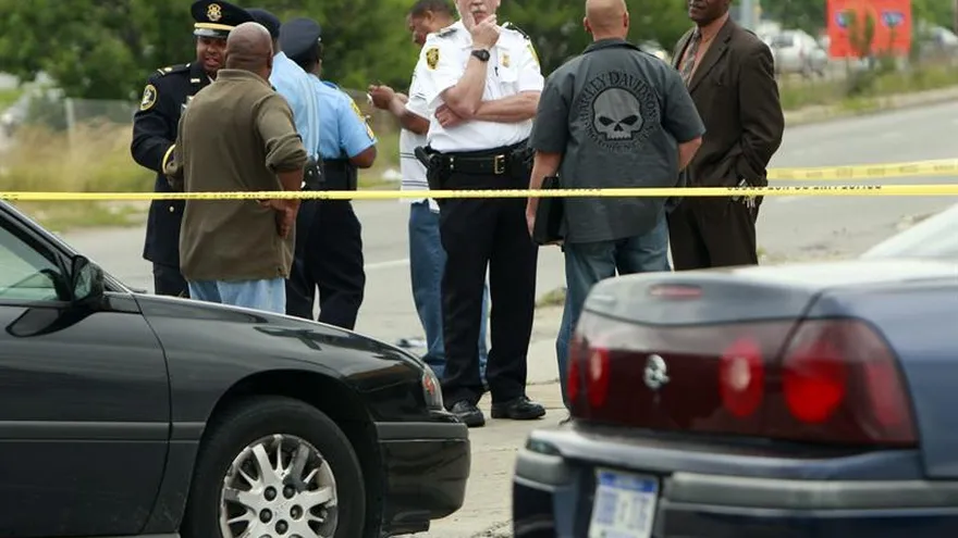 El supuesto tirador, James Eric Davis, descrito por las autoridades como un joven afroamericano "armado y peligroso", salió de la escena del crimen y las autoridades lo están buscando.