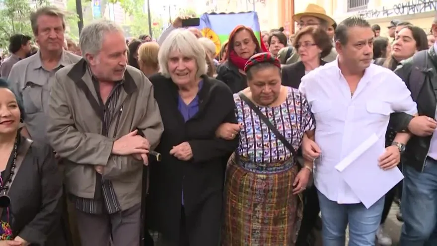 Disturbios, masiva concentración y sismo en otra jornada de estallido en Chile