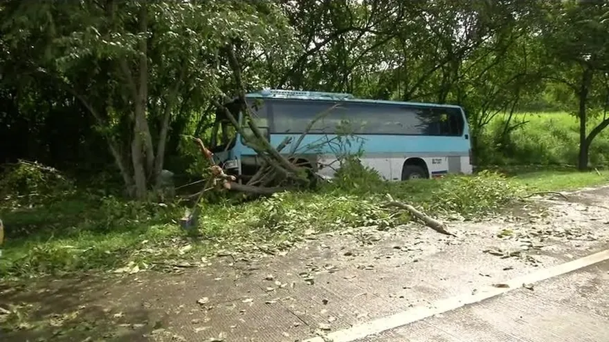 Autobús pierde el control en el Corredor Sur