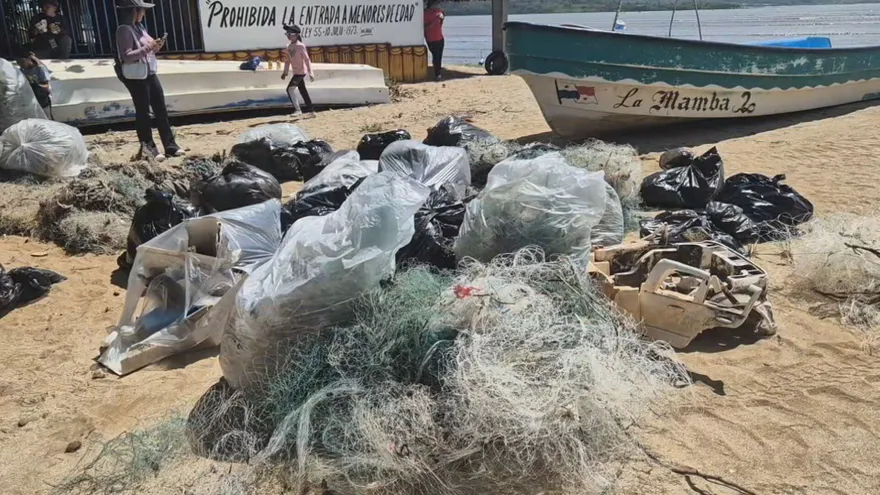Redes fantasmas son retiradas de la playa en Puerto Caimito